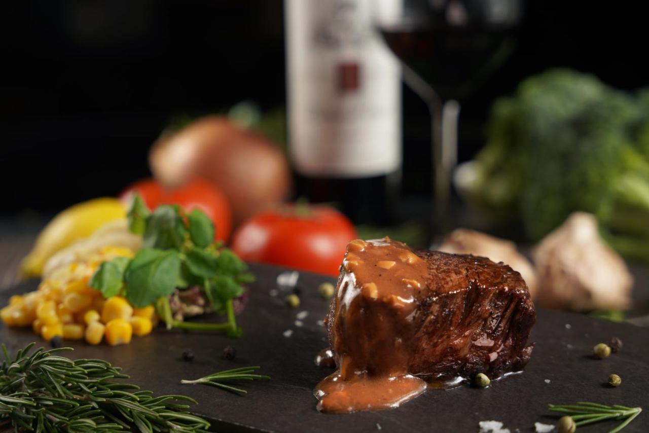 Palais De Chine Hotel Taipé Exterior foto A steak with a red wine sauce