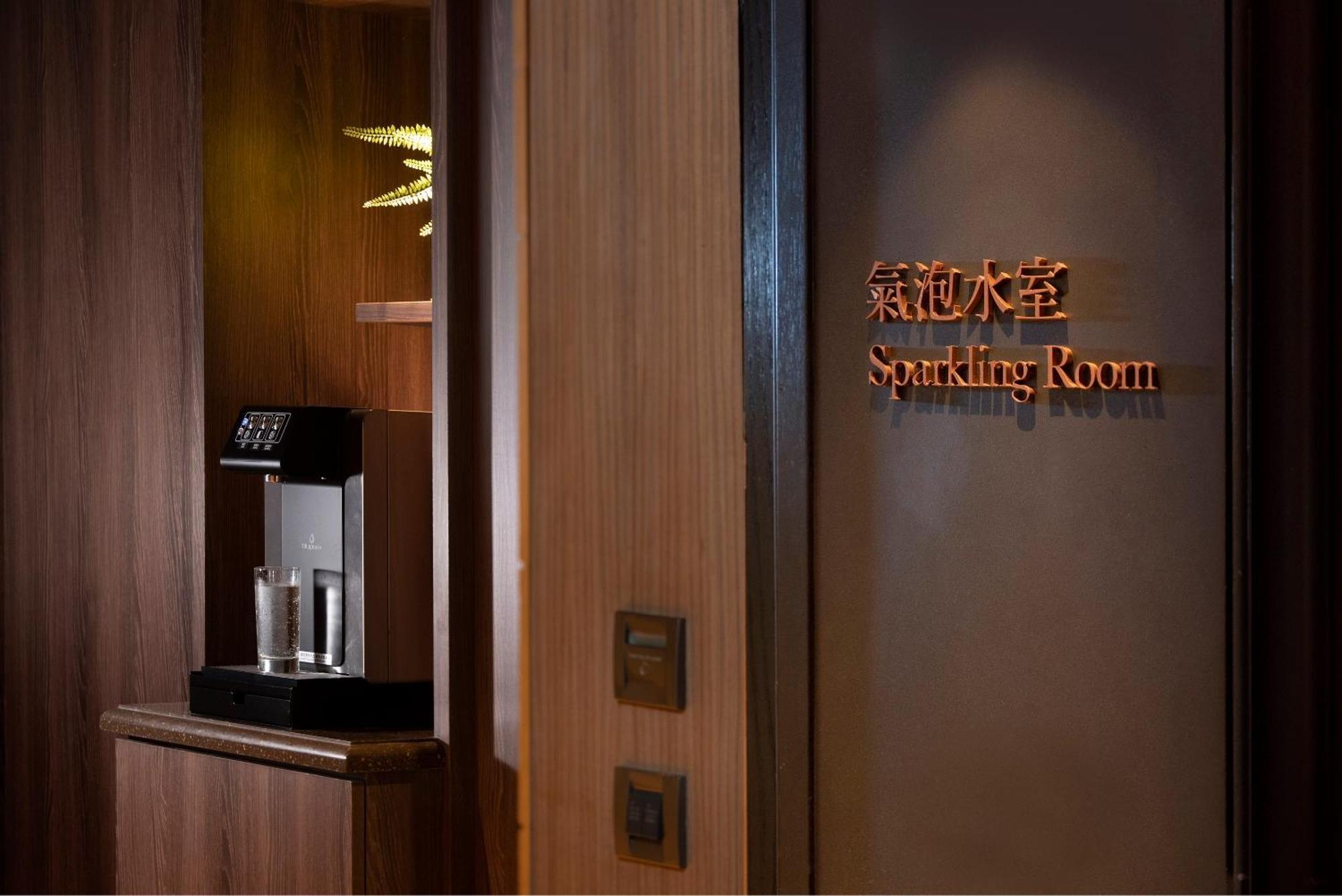 Palais De Chine Hotel Taipé Exterior foto Smoking room in a hotel in Hong Kong