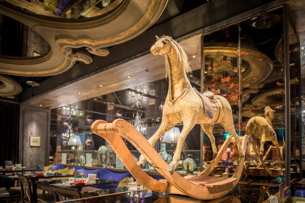 Palais De Chine Hotel Taipé Exterior foto The carousel at the entrance of the store